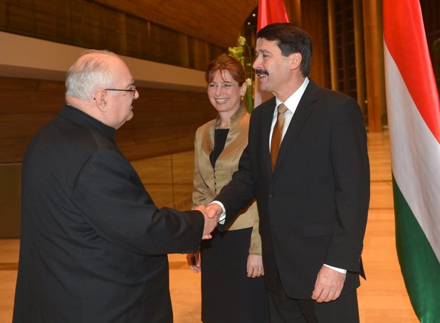 A képen: Áder János és felesége, Herczegh Anita köszönti Alberto Bottari de Castello apostoli nunciust, a diplomáciai testület doyenjét a fogadáson.
