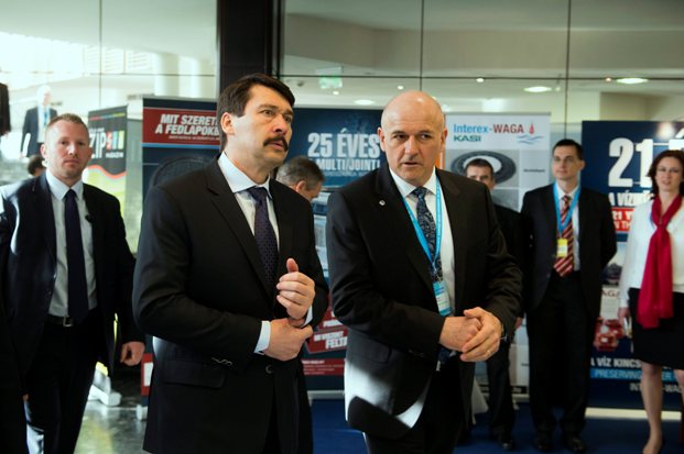 A képen: Áder János Kovács Károllyal, a Magyar Víz- és Szennyvíztechnikai Szövetség elnökével beszélget.