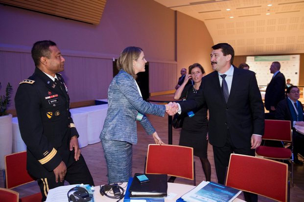 A képen: Áder János a konferenciát megelőzően üdvözli Colleen Bellt, az USA budapesti nagykövetét és Thomas P. Bostick tábornokot, az USA hadseregének műszaki főparancsnokát.