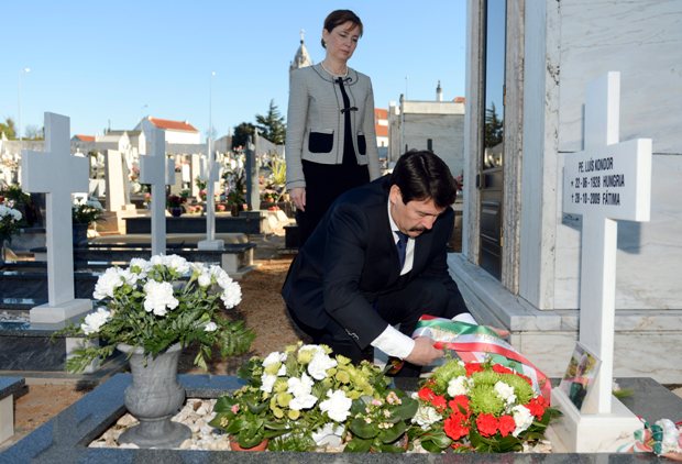 Áder János és Herczegh Anita megkoszorúzta Kondor Lajos atya sírját.