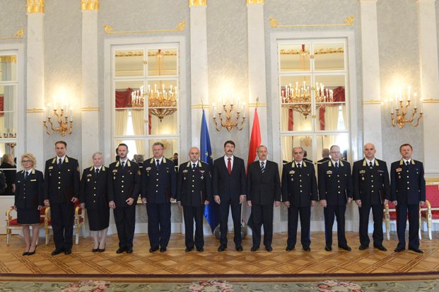 Áder János köztársasági elnök tábornoki előléptetési és kinevezési okiratokat adott át a Sándor-palotában.