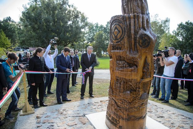 A képen: Áder János és Andrej Kiska átvágja a két ország nemzetiszín szalagjait a jubileumi emlékmű avatásán az aggteleki Baradla-barlang előtt.