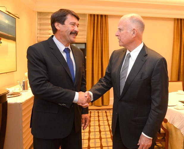 A képen: Áder János megbeszélése Jerry Brownnal, Kalifornia állam kormányzójával.