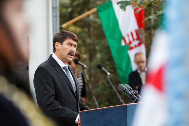 Áder János köztársasági elnök a nemzeti gyásznapon részt vett és beszédet mondott Újvárfalván, a Noszlopy Kúriánál rendezett megemlékezésen.