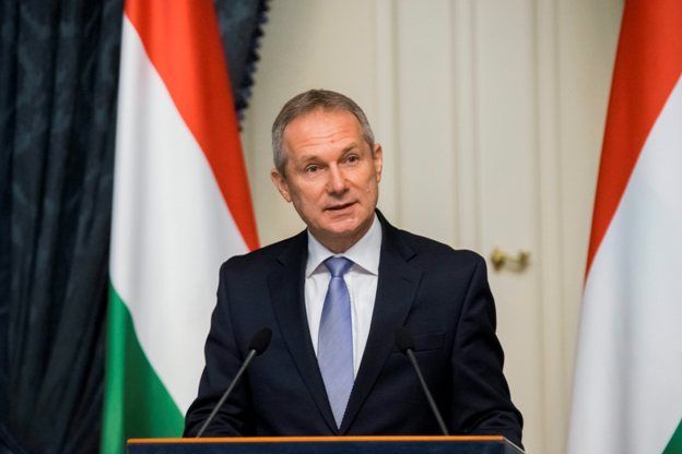 Kőrösi Csaba, a Köztársasági Elnöki Hivatal környezeti fenntarthatósági igazgatóságának vezetője sajtótájékoztatót tartott Ban Ki Mun, az ENSZ főtitkára és Jim Yong Kim, a Világbank elnöke leveléről, melyet közösen intéztek a magyar államfőhöz.