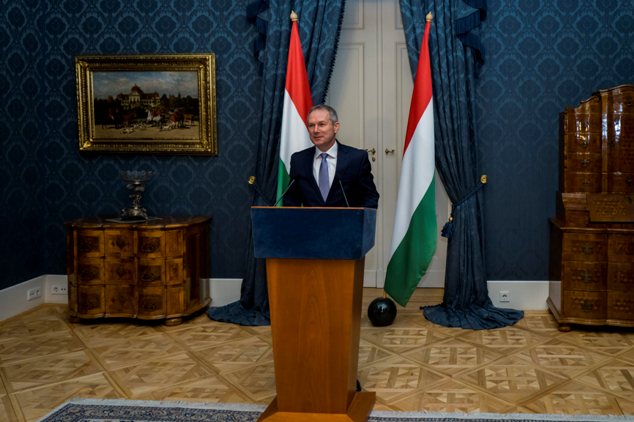 Kőrösi Csaba, a Köztársasági Elnöki Hivatal környezeti fenntarthatósági igazgatóságának vezetője sajtótájékoztatót tartott Ban Ki Mun, az ENSZ főtitkára és Jim Yong Kim, a Világbank elnöke leveléről, melyet közösen intéztek a magyar államfőhöz.