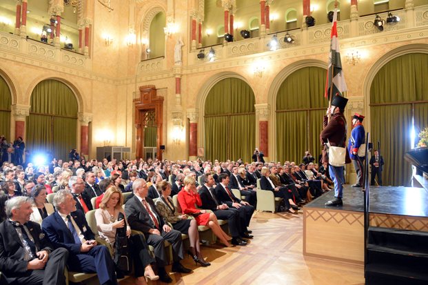 A képen: Áder János és felesége, Herczegh Anita, valamint Andrzej Duda és felesége Agata Kornhauser-Duda a Magyar-Lengyel Barátság Napja hivatalos ünnepi programján a Pesti Vigadóban.