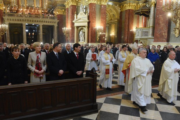 A képen: az elnöki párok a Magyar-Lengyel Barátság Napja alkalmából celebrált ünnepi szentmisén a Szent István Bazilikában.