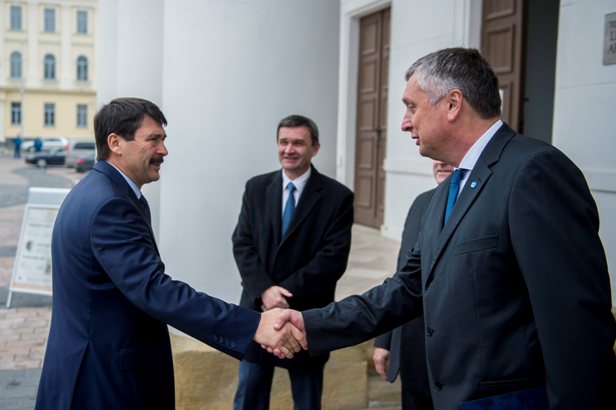 A képen: Áder János és Láng István, az Országos Vízügyi Főigazgatóság főigazgató-helyettese a szekszárdi Vármegyeházán.