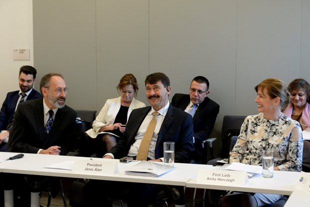 A képen: Áder János és felesége, Herczegh Anita beszélget Charles Vörösmartyval, a New York Egyetem vízügyi kutatásokkal és tanácsadással foglalkozó környezetvédelmi laboratóriumának környezettudományi igazgatójával.