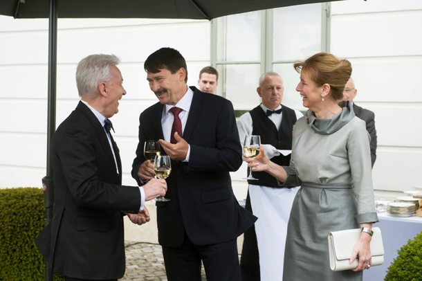 A képen: Áder János és Herczegh Anita Vizi E. Szilveszterrel, az alapítvány kuratóriumának elnökével beszélget a fogadáson.
