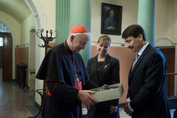 A képen: Áder János és felesége, Hercegh Anita ajándékot ad át Vincent Nichols bíboros, érseknek Becket Szent Tamás a tiszteletére bemutatott szentmise után a Westminster Katedrálisban.