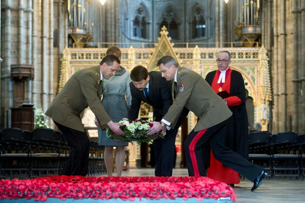 A képen: Áder János és felesége, Herczegh Anita megkoszorúzza az ismeretlen katona sírját a Westminster apátságban.