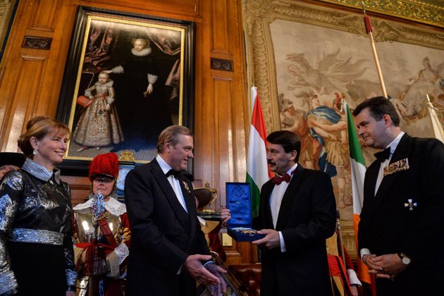 A képen: Prince Carlo, Castro hercege, a Konstantini Szent György Lovagrend nagymestere átadja a lovagrend Nagykeresztjét Áder Jánosnak a londoni Draper’s Hallban.