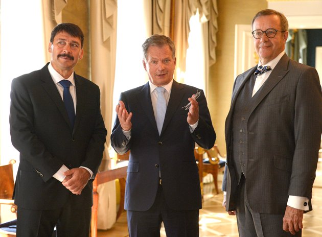A képen: Áder János, Sauli Niinistö és Toomas Hendrik Ilves észt köztársasági elnök a finn elnöki palotában.