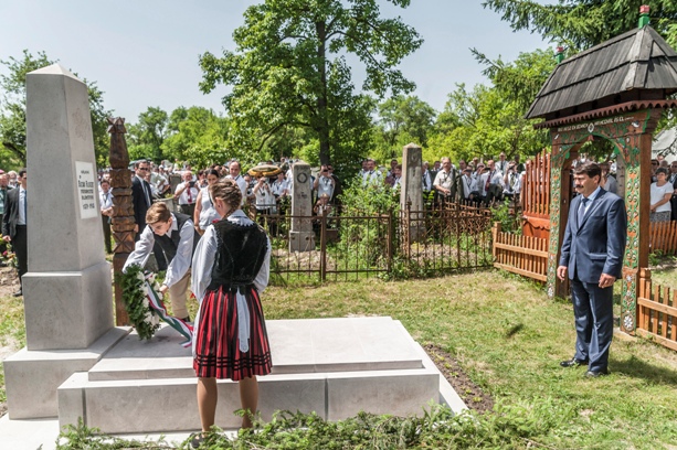 A képen: Áder János a Sepsikőröspatakhoz tartozó kálnoki temetőben megkoszorúzza Bedő Albert, a 150 éves Országos Erdészeti Egyesület egyik alapítója sírját.