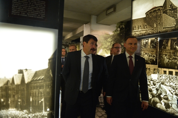 A képen: Áder János és Andrzej Duda az 1956-os lengyelországi és magyarországi forradalmi eseményekről szóló kiállítás megnyitóján.
