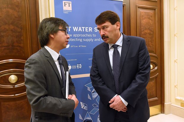 A képen: Áder János és Tom Soo, a Víz Világtanács ügyvezető igazgatója beszélget a konferencián.