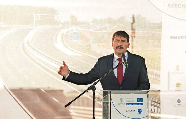 Áder János köztársasági elnök Belednél részt vett és beszédet mondott az M85-M86 gyorsforgalmi út Hegyfalu és Csorna között kiépült szakaszának átadási ünnepségén.