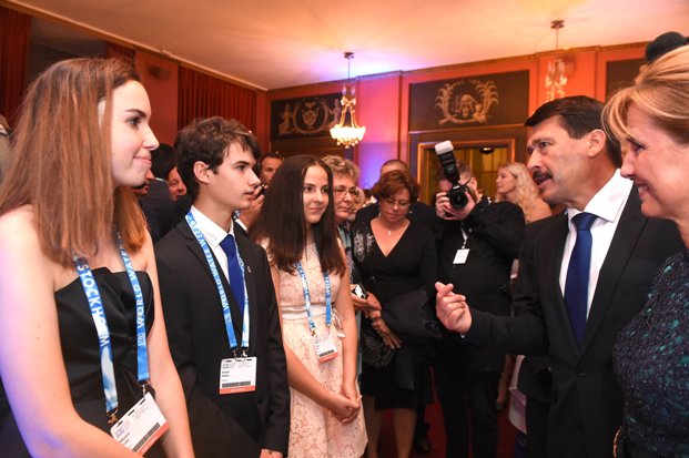 A képen: Áder János és felesége Herczegh Anita a 2017.évi Junior Water Prize-pályázaton részvevő magyar diákokkal beszélget a pályázat díjátadó gáláján.