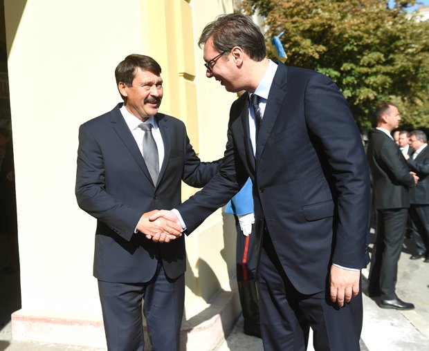 A képen: Áder János és Aleksandar Vučić a zentai Polgármesteri Hivatal előtt.