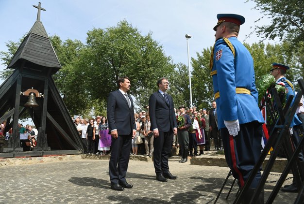 A képen: Áder János és Aleksandar Vučić megkoszorúzza a zentai csata emlékművét.