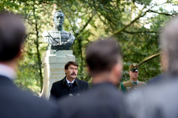 Áder János köztársasági elnök a nemzeti gyásznap alkalmából emlékező beszédet mondott Sátoraljaújhely-Széphalmon, Kazinczy Lajos honvédezredes szobránál.