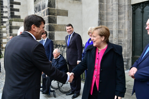 A képen: Áder János és Angela Merkel német kancellár kezet fog a wittenbergi vártemplom kapujánál.