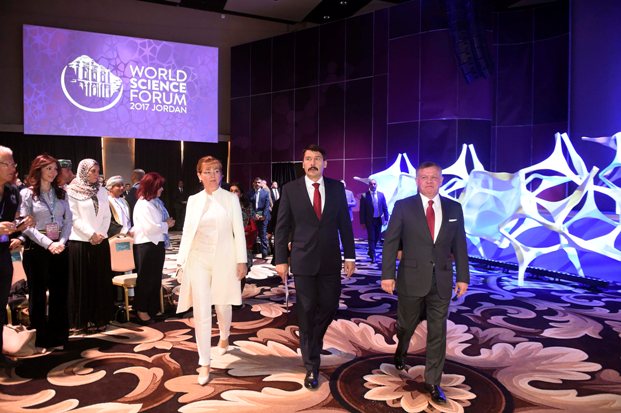 A képen: Áder János és felesége, Herczegh Anita, valamint II. Abdullah jordániai király a Husszein Király Konferencia Központban, a World Science Forum helyszínén.