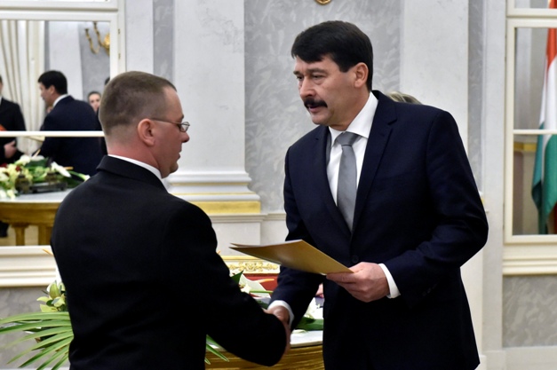 Áder János köztársasági elnök – Orbán Viktor miniszterelnök és Kövér László, az Országgyűlés elnöke társaságában – részt vett és beszédet mondott az egymilliomodikként honosított külhoni magyar és családja ünnepélyes állampolgársági eskütételén a Sándor-palotában.