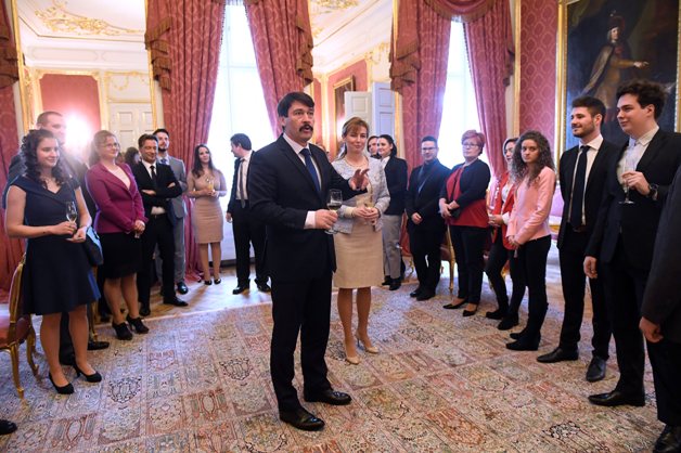 Áder János köztársasági elnök tiszteletebédet adott a fiatal szakmunkások világbajnokságán résztvevő magyar csapat tagjai és a felkészítő tanárok részére.