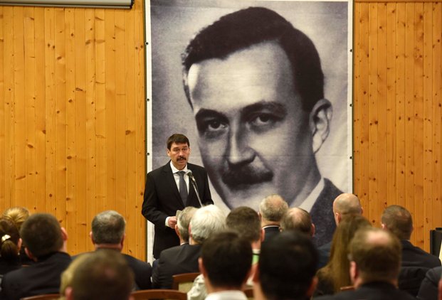 Áder János köztársasági elnök a felvidéki Alsóbodokon részt vett és beszédet mondott az Esterházy János tiszteletére rendezett megemlékezésen.