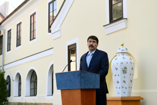 Áder János köztársasági elnök részt vett és beszédet mondott a Herendi Porcelánmanufaktúra Zrt.-ben rendezett „Herend – gyűjtői szenvedéllyel” című kiállítás ünnepélyes megnyitóján.