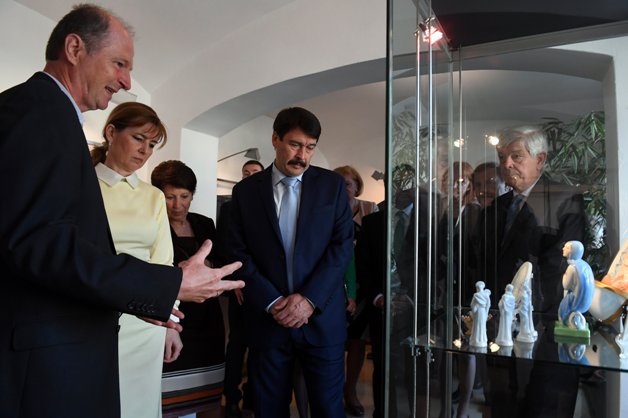Áder János köztársasági elnök részt vett és beszédet mondott a Herendi Porcelánmanufaktúra Zrt.-ben rendezett „Herend – gyűjtői szenvedéllyel” című kiállítás ünnepélyes megnyitóján.