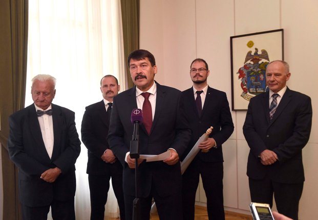 A képen: Áder János és vendéglátói, Huszár Pál, Szenn Péter, Gér András és Bogárdi Szabó István.