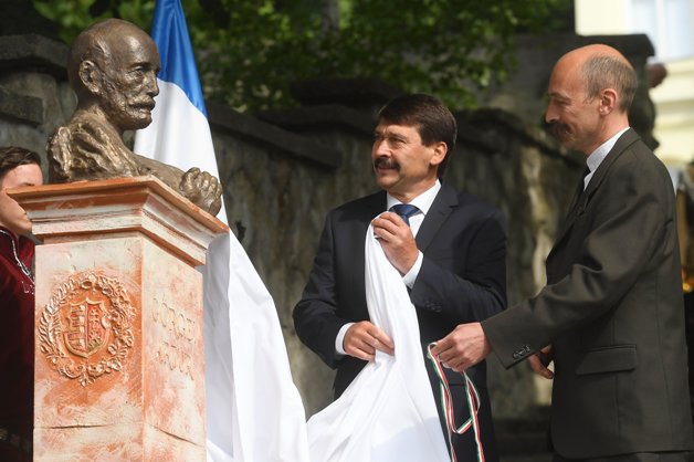A képen: Áder János és Félegyházi András, Visegrád polgármestere leleplezi Görgei Artúr honvédtábornok mellszobrát.