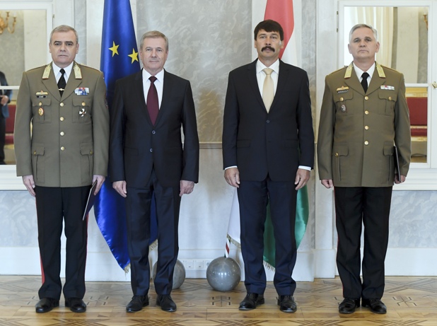 Áder János köztársasági elnök tábornoki előléptetést és kinevezést adott át a Sándor-palotában.