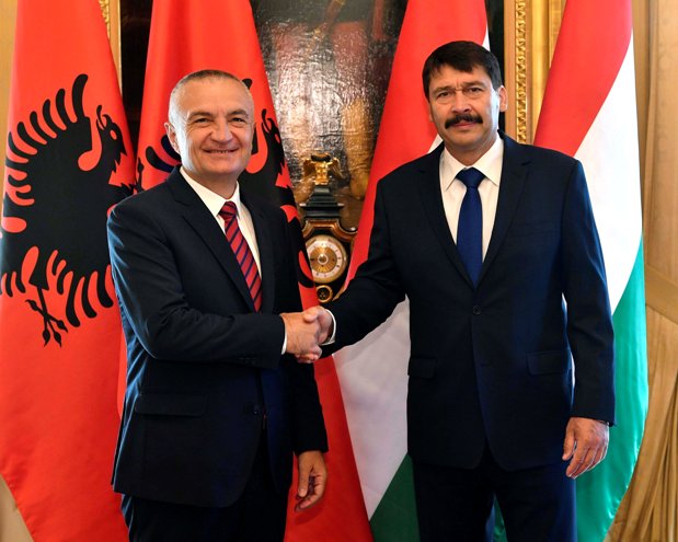 Áder János köztársasági elnök hivatalos látogatáson fogadta Ilir Metát, az Albán Köztársaság elnökét a Sándor-palotában.