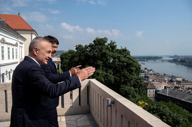 A képen: Áder János és Ilir Meta a Sándor-palota teraszán.
