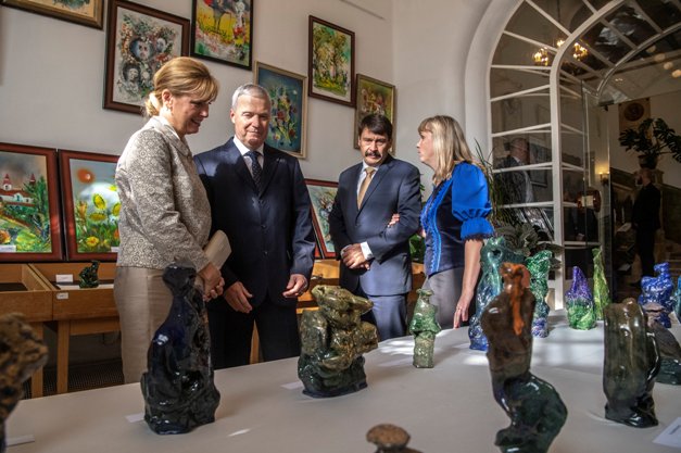 A képen: Áder János és felesége, Herczegh Anita Nagy Sándor, a Magyar Vakok és Gyengénlátók Országos Szövetségének elnöke és Nagyné Berke Mónika, a Távszem projekt vezetője vezetésével megtekinti Kádár Nagy Lajos látássérült képzőművész kisplasztika-kiállítását az MVGYOSZ székházában.