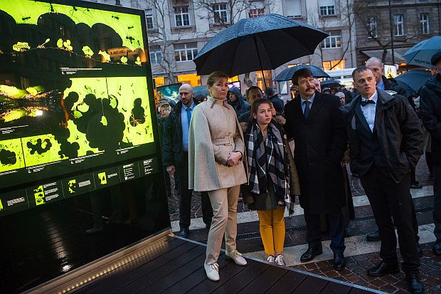 A képen: Áder János, felesége, Herczegh Anita és lánya, Áder Júlia Máté Bence természetfotós társaságában a szabadtéri kiállítás megnyitóján.