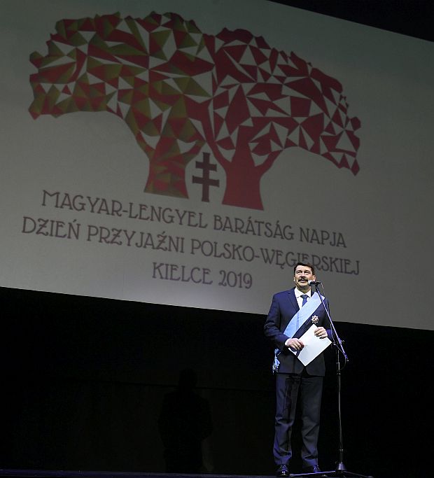Áder János köztársasági elnök részt vett és beszédet mondott a Lengyel-Magyar Barátság Napja alkalmából rendezett ünnepi gálaesten a Kielcei Táncszínházban.