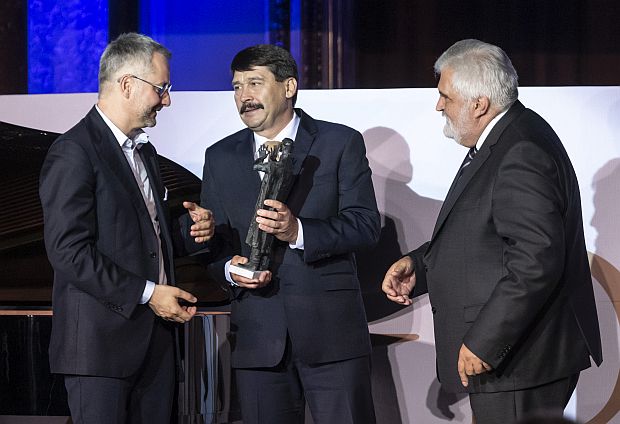 A képen: Áder János és Szabó Gábor kuratóriumi elnök átadja Barabási Albert-László fizikusnak a Bolyai-díjat.