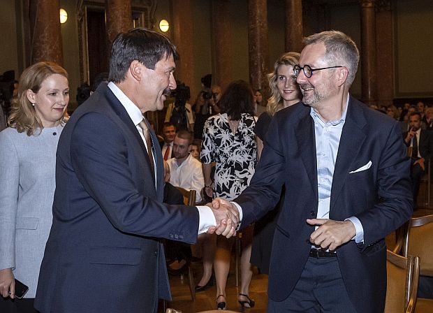 A képen: Áder János üdvözli Barabási Albert-Lászlót a gálaesten.