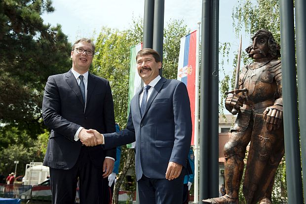 Áder János köztársasági elnök és Aleksandar Vučić, a Szerb Köztársaság elnöke Belgrádban felavatta Hunyadi János szobrát.