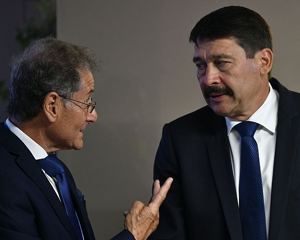 A képen: Áder János és Motti Tichauer, az Európai Maccabi Szövetség elnöke, a játékok szervezőbizottságának elnöke beszélget a nyitóünnepség kezdete előtt.