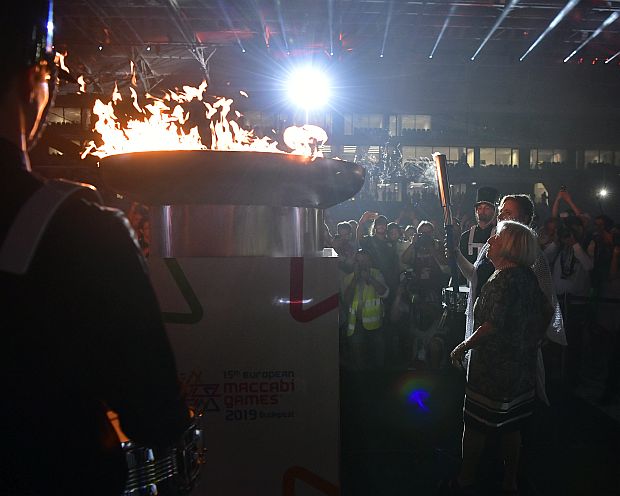 A játékok lángját Polgár Judit volt világelső sakkozó és Keleti Ágnes ötszörös olimpiai bajnok tornász lobbantotta föl.