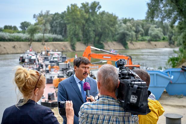 A képen: Áder János interjút ad az úszómű átadása után.