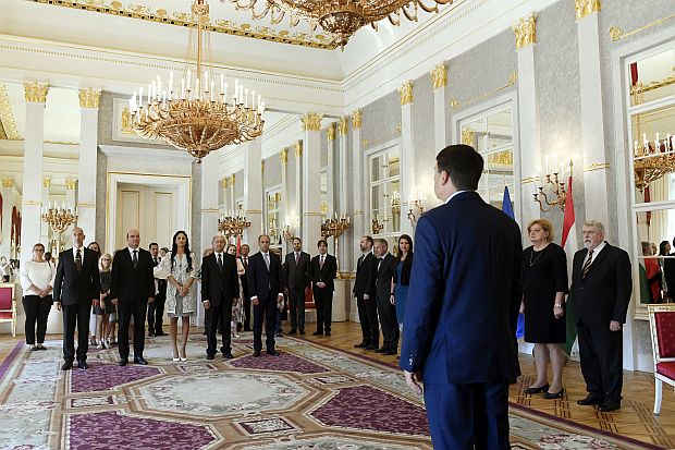 Áder János köztársasági elnök államtitkári kinevezéseket adott át a Sándor-palotában.