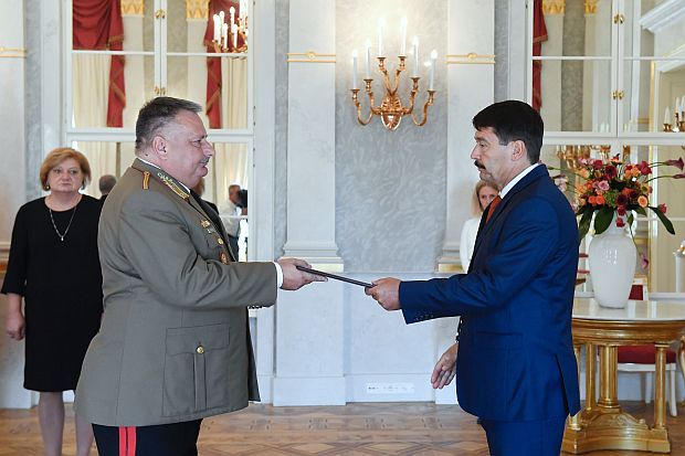 Áder János köztársasági elnök – a honvédelmi miniszter előterjesztésére – 2019. augusztus 16-ai hatállyal dandártábornokká nevezte ki Somogyi János Józsefet, a Magyar Honvédség Parancsnoksága Hadműveleti Csoportfőnökség csoportfőnök-helyettesét.